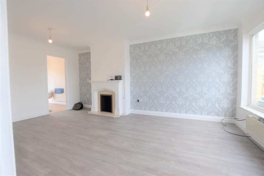 Drake Close, Benfleet SS7 3 bed terraced house £1,350 pcm (£312 pw)