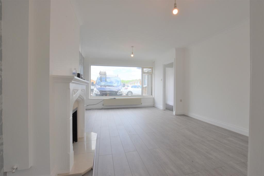 Drake Close, Benfleet SS7 3 bed terraced house £1,350 pcm (£312 pw)