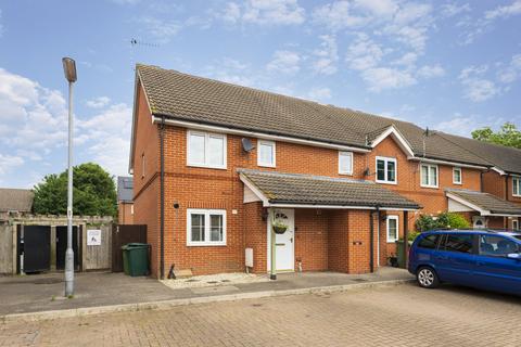 3 bedroom semi-detached house for sale - Yeoman Drive, Staines