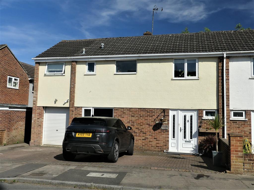 White Lion Park, Malmesbury SN16 4 bed semidetached house £385,000