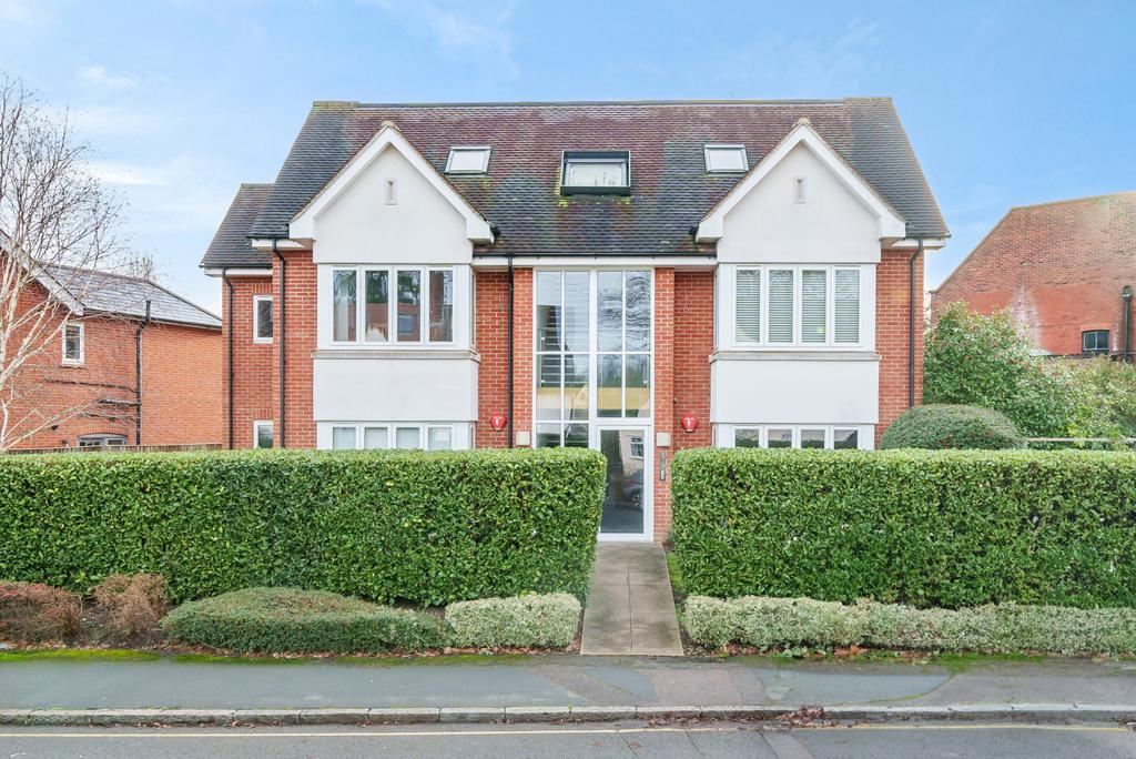 Station Road, West Byfleet, KT14 2 bed flat for sale £389,950