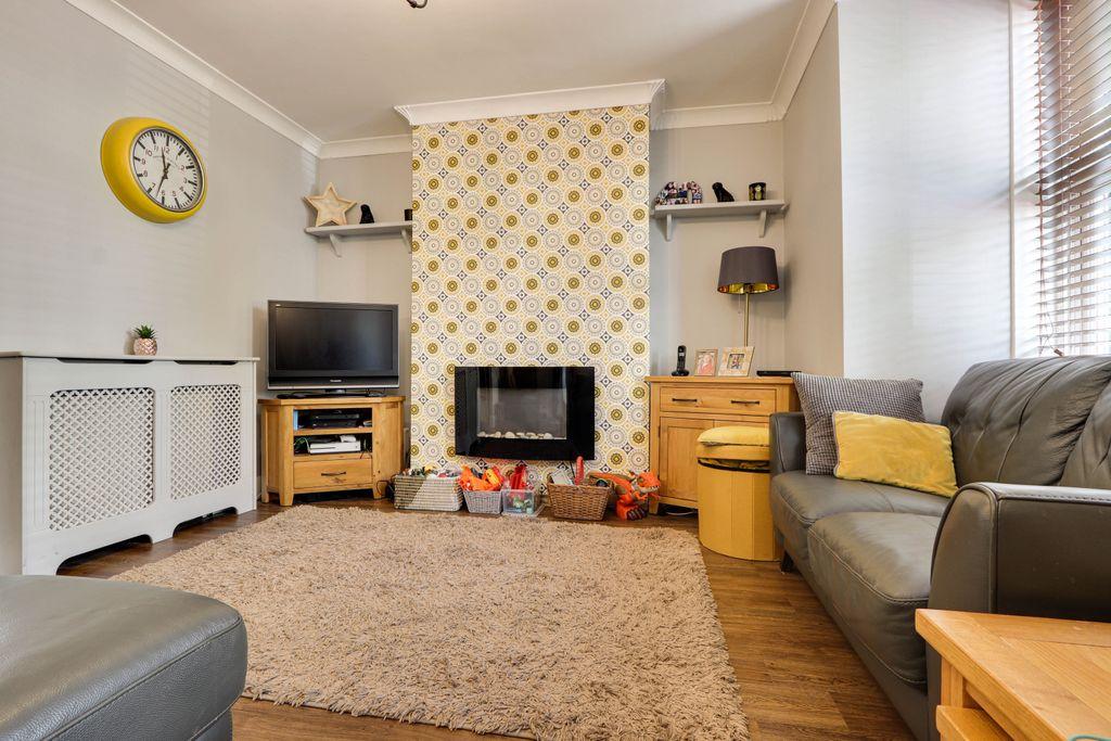 Soper Grove, Basingstoke RG21 5PU 3 bed terraced house £350,000