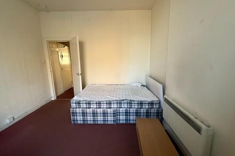 Studio to rent, Blackness Street, West End, Dundee, DD1