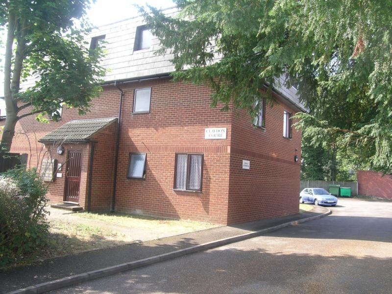 Kingston Road, StainesuponThames, Surrey, TW18 1 bed apartment £925