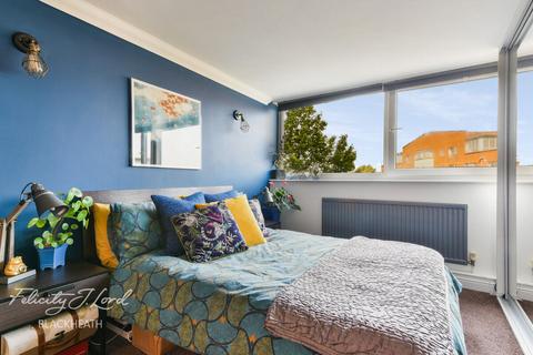 Flat 55, Greenwich Heights Master Gunner Place, London, SE18 4NP