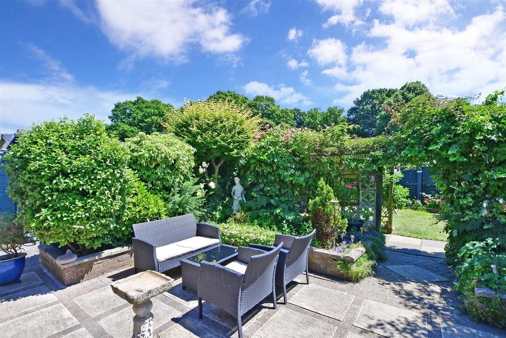 Milton Road, Waterlooville, Hampshire 3 bed semidetached house for sale £350,000