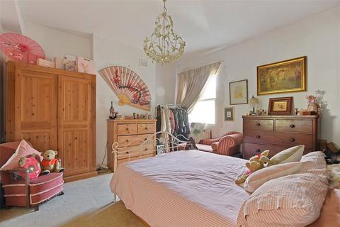 3 bedroom apartment for sale, Okehampton Road, London, NW10