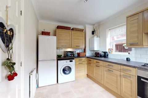4 bedroom semi-detached house for sale - Melville Drive, Wickford, Essex, SS12