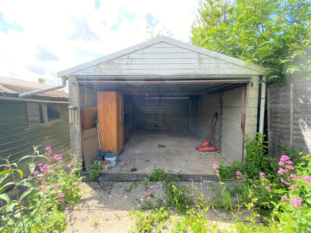 43 Marston Avenue, Swindon, Wiltshire 3 bed terraced house £50,000