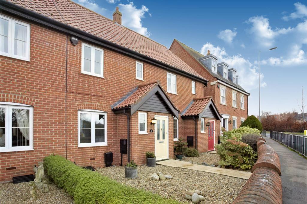 The Street, Poringland NR14 2 bed terraced house £925 pcm (£213 pw)