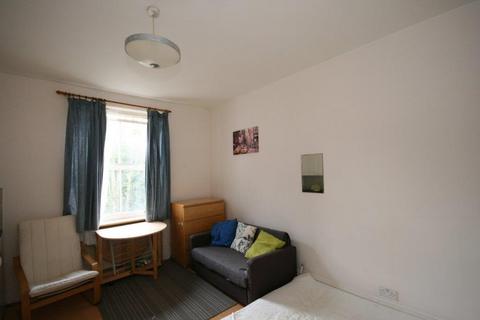 Flat to rent, Stanwick Road, London, Greater London, W14