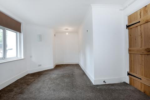 2 bedroom ground floor flat to rent - Kidbrooke Park Road London SE3