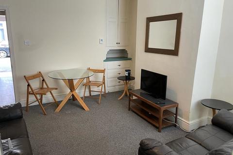 3 bedroom terraced house to rent, Wincombe Street, Rusholme, Manchester