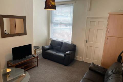 3 bedroom terraced house to rent, Wincombe Street, Rusholme, Manchester
