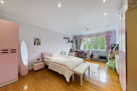 32 The Drive, Uxbridge, UB10 8AG