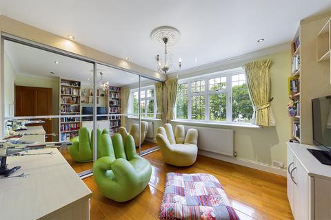 32 The Drive, Uxbridge, UB10 8AG