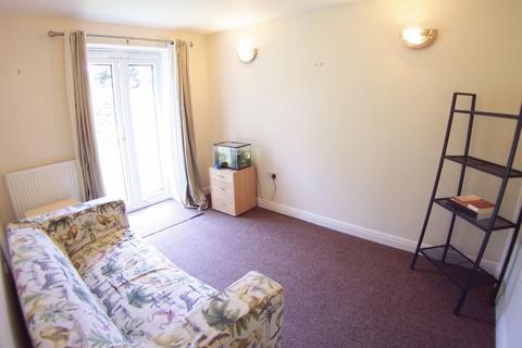 4 bedroom semi-detached house to rent, Newport View, Leeds