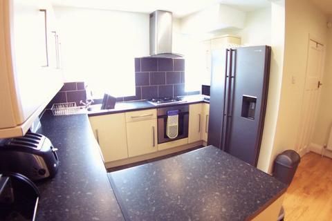 4 bedroom semi-detached house to rent, Newport View, Leeds