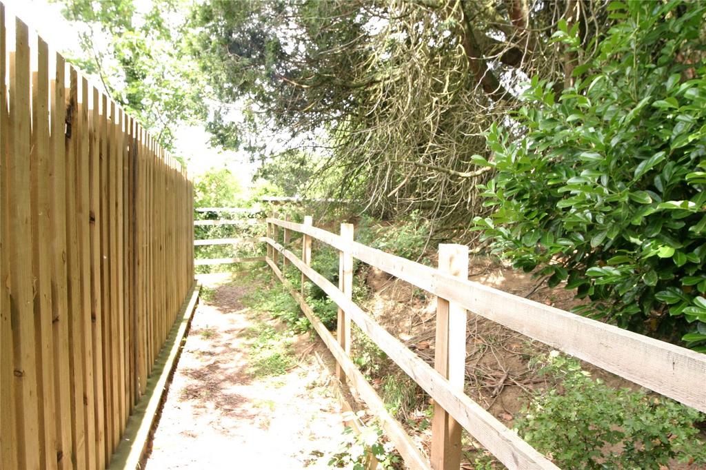 Footpath To High St