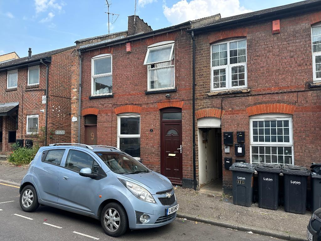 Stanley Street, Luton, Beds, LU1 5AL 3 bed end of terrace house for