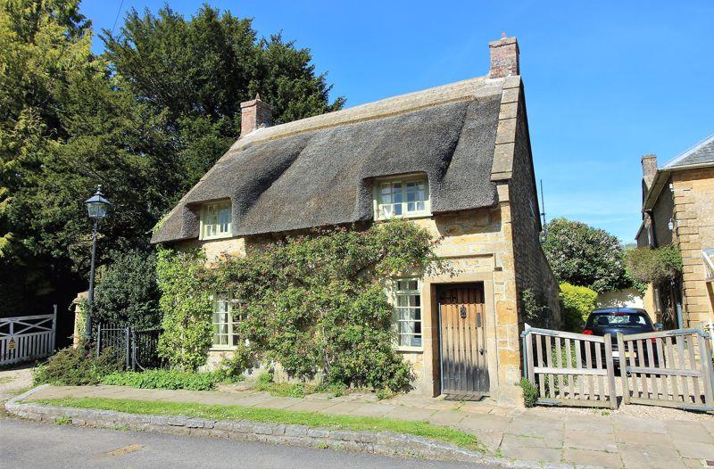 Church Street, Hinton St. 2 bed detached house £950 pcm (£219 pw)