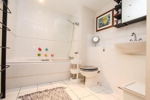 Apartment 7, 1 Goat Wharf, Brentford, TW8 0AS