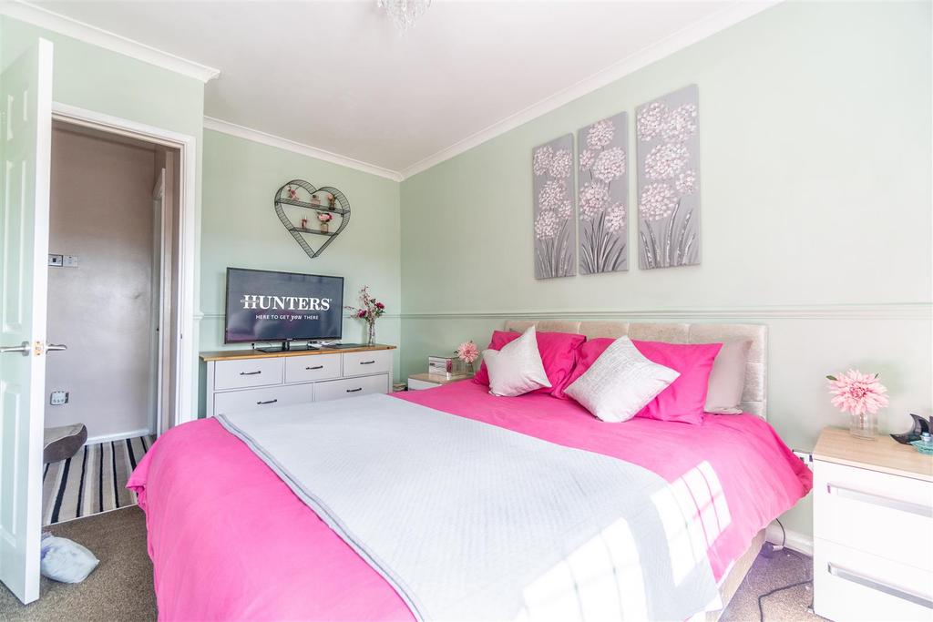 Rubens Close, Gornal, DY3 2 bed terraced house £170,000