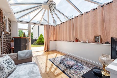 216 Eltham Palace Road, London, SE9 5LZ