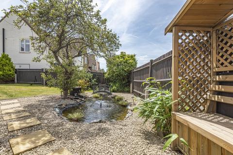 216 Eltham Palace Road, London, SE9 5LZ
