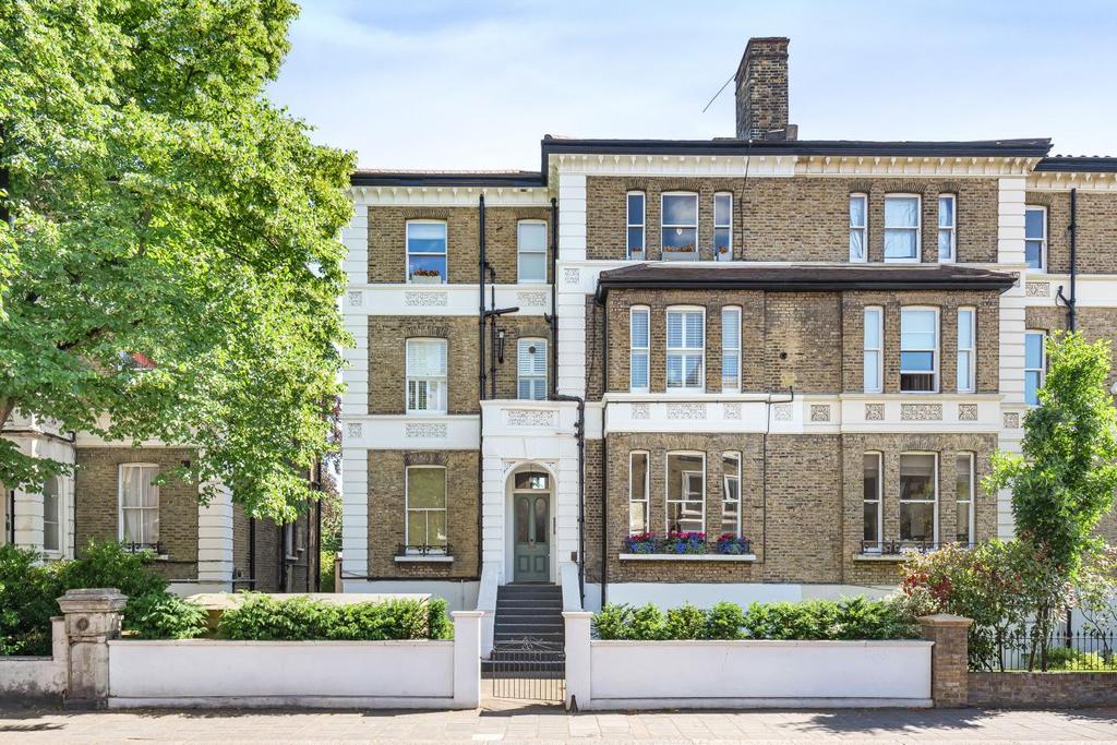 North Side Wandsworth Common, Wandsworth 2 bed flat for sale £550,000