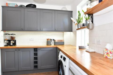 3 Woodstock Avenue, Romford, RM3 9NF