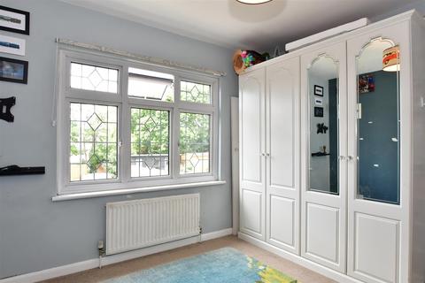 3 Woodstock Avenue, Romford, RM3 9NF