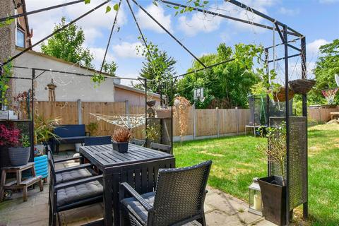 3 Woodstock Avenue, Romford, RM3 9NF