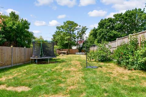 3 Woodstock Avenue, Romford, RM3 9NF