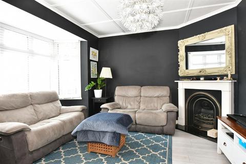 3 Woodstock Avenue, Romford, RM3 9NF