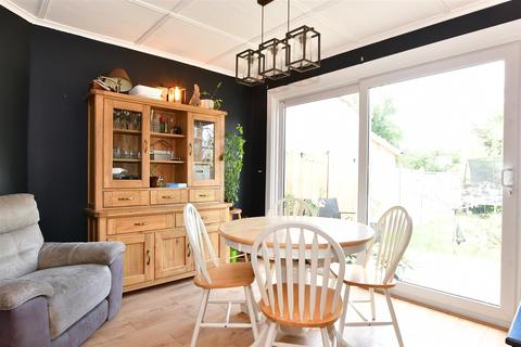 3 Woodstock Avenue, Romford, RM3 9NF