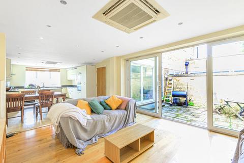 2 Adams Mews, London, SW17 7RD