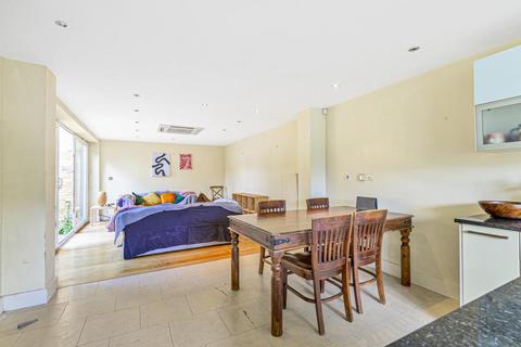 2 Adams Mews, London, SW17 7RD