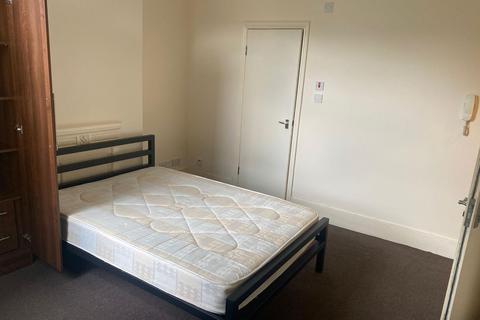 Studio to rent, Macdonald Road, London, N11