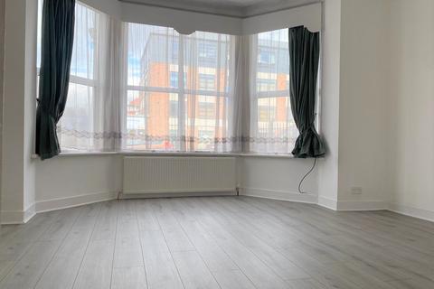 2 bedroom flat to rent, High Road,  London, N20