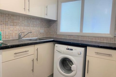 2 bedroom flat to rent, High Road,  London, N20