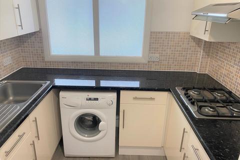 2 bedroom flat to rent, High Road,  London, N20