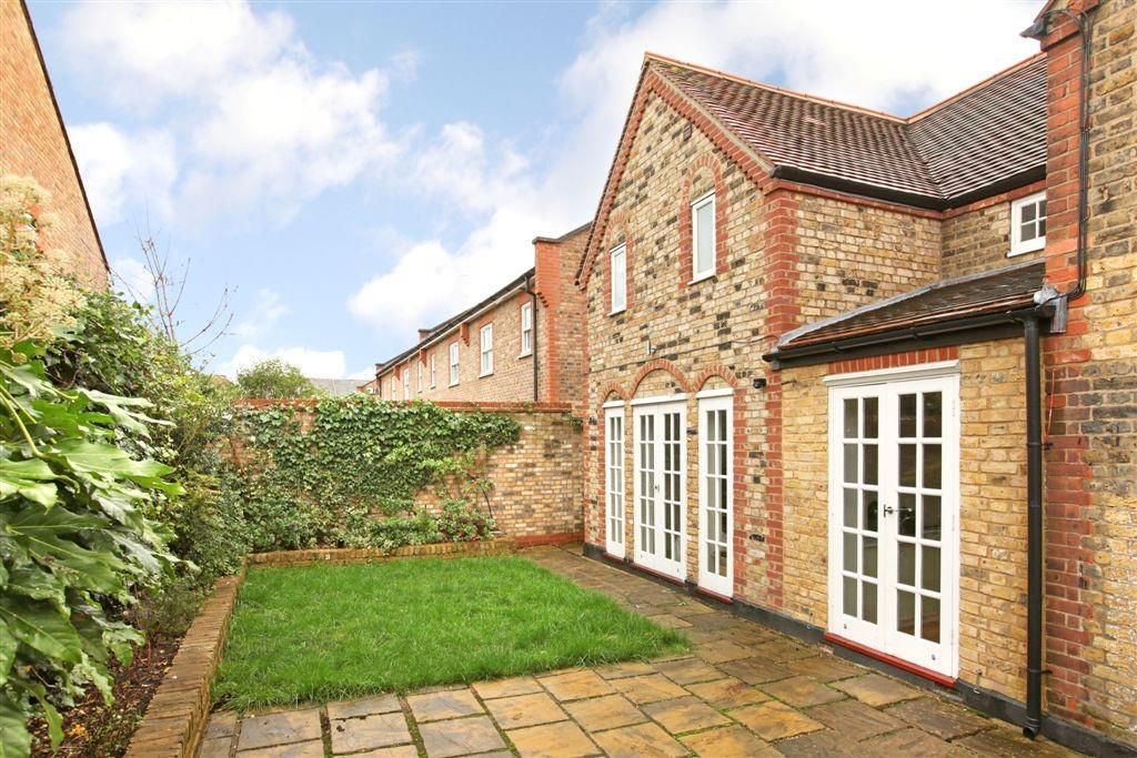 Ackmar Road, Fulham, London, SW6 4 bed semidetached house £9,100 pcm