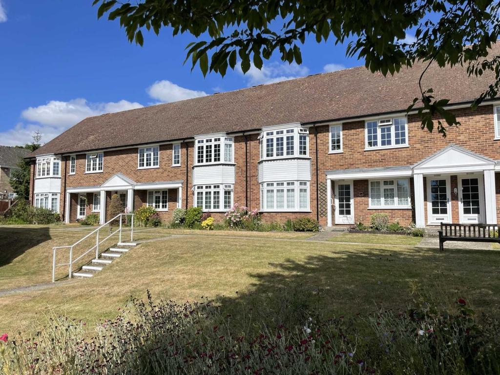 Cranbrook Court, Fleet 3 bed apartment £1,500 pcm (£346 pw)