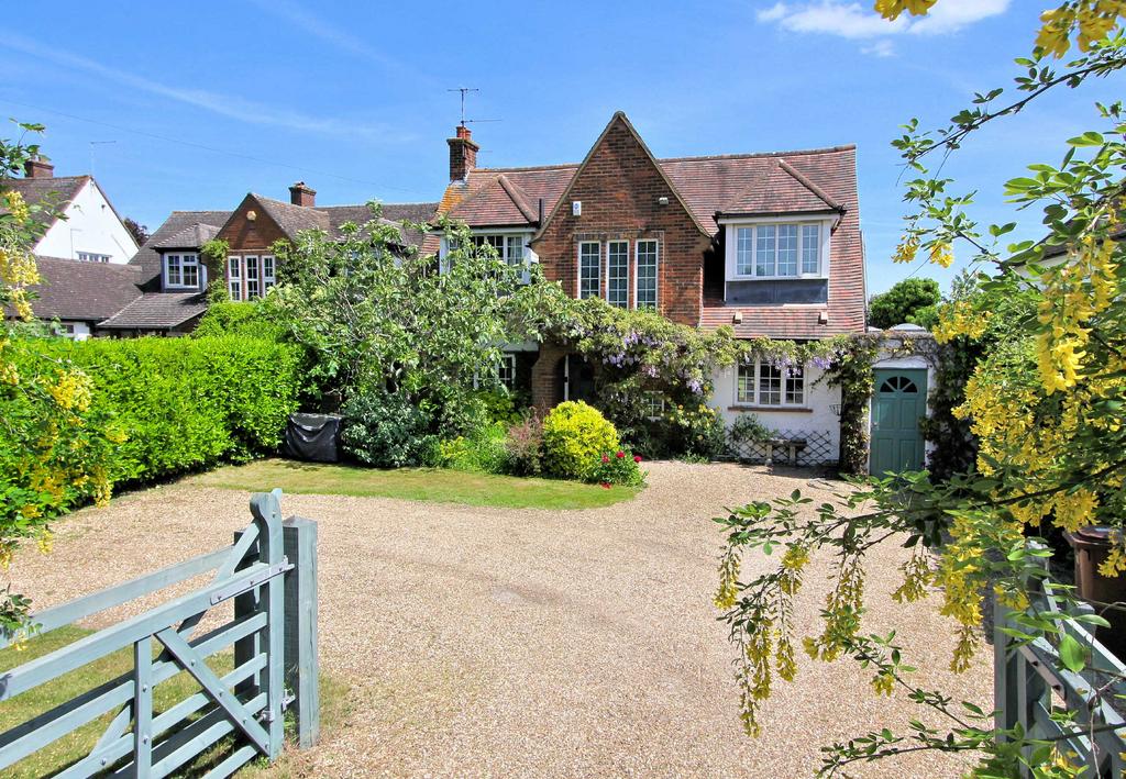 Stevenage Road, Knebworth, Hertfordshire, SG3 4 bed detached house for