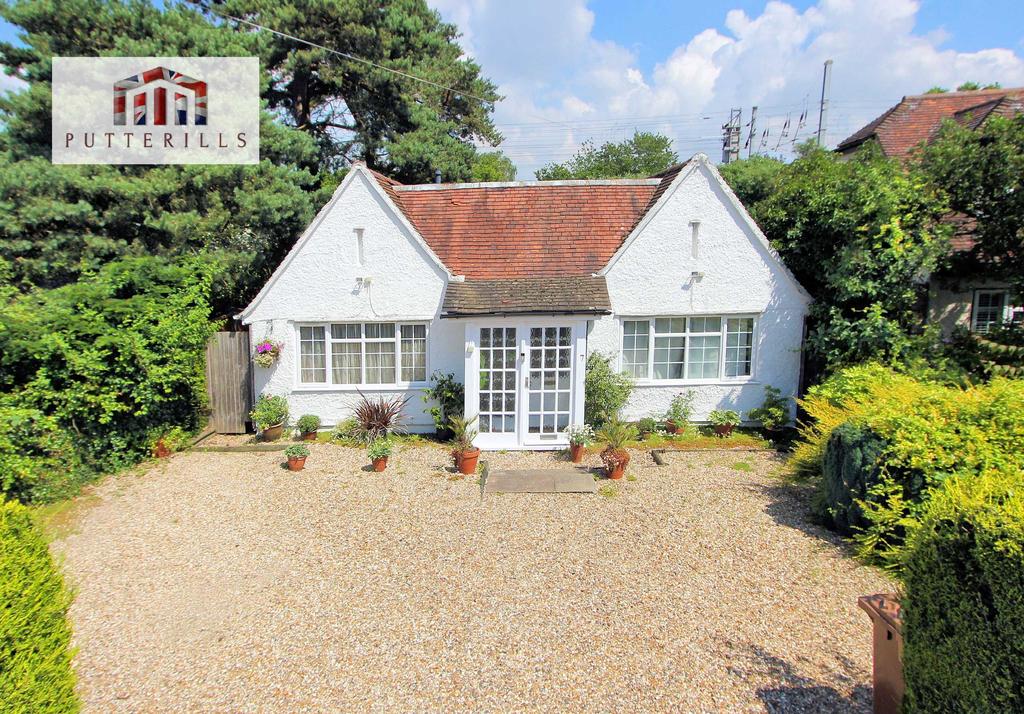 Gun Lane, Knebworth, Hertfordshire, SG3 3 bed bungalow for sale £510,000
