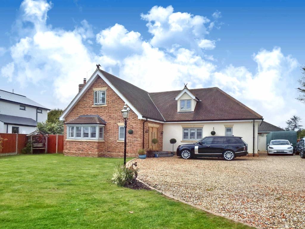 Todds Green, Stevenage, Hertfordshire, SG1 5 bed detached house for