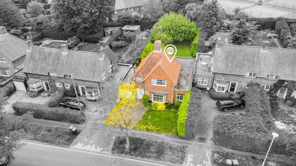 Blakemere Road, Welwyn Garden City... 3 bed detached house £825,000