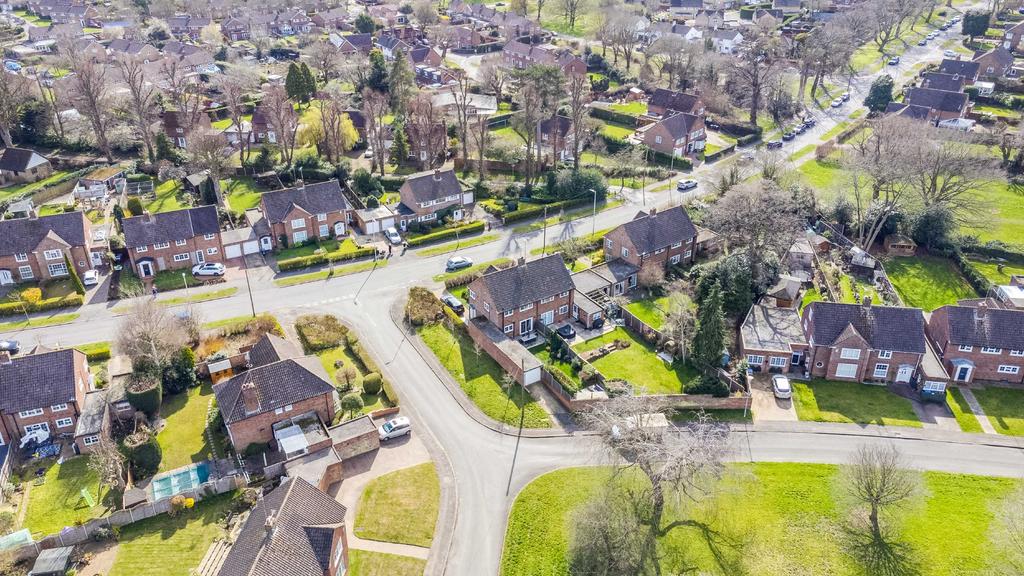 Beehive Lane, Welwyn Garden City, Hertfordshire, AL7 3 bed semidetached house £600,000