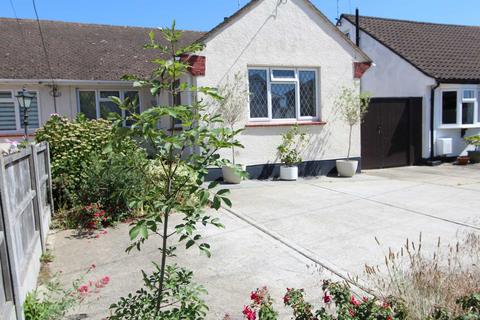 2 bedroom semi-detached bungalow to rent, Common Approach, Thundersley